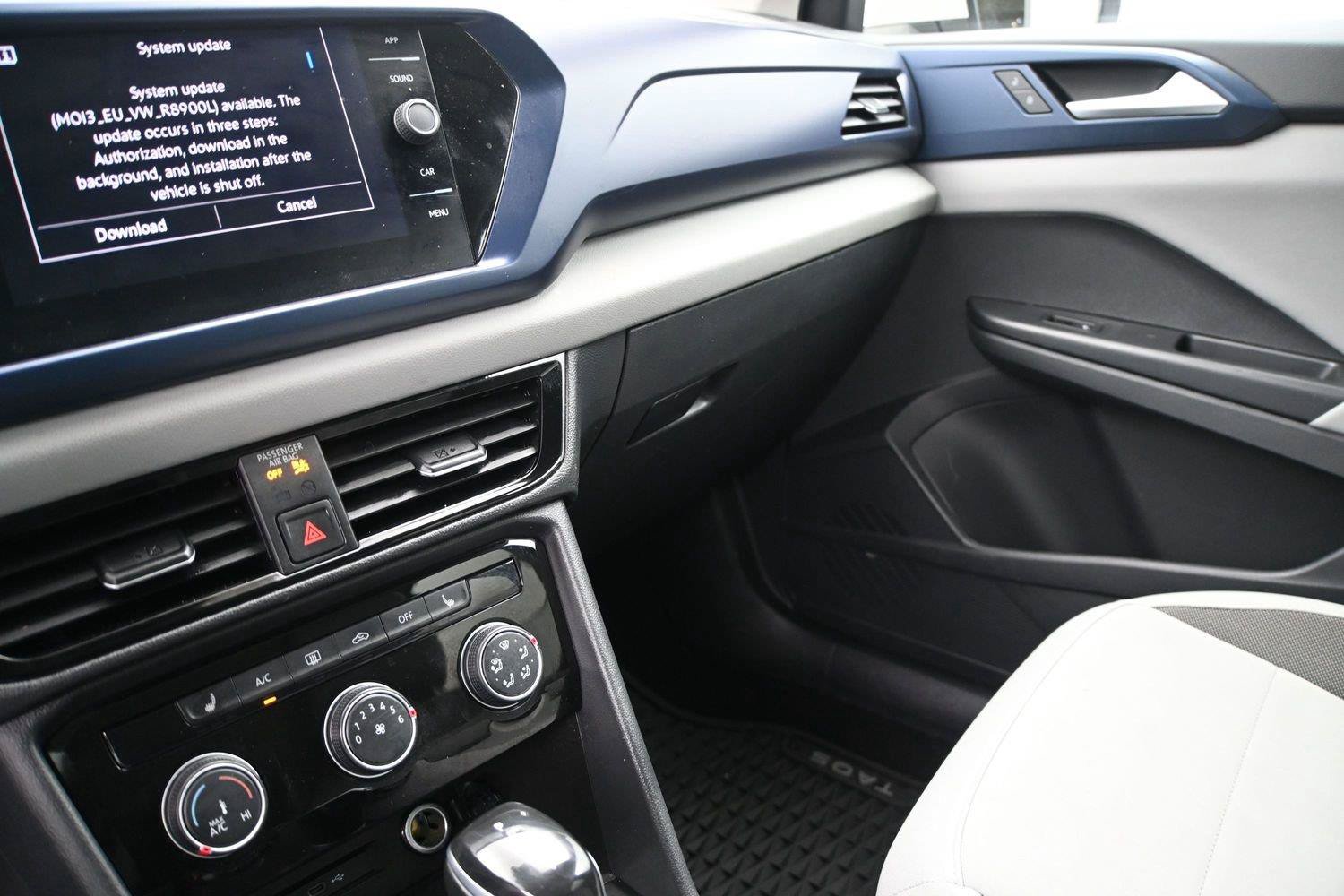 Used 2023 Volkswagen Taos SE w/ Panoramic Sunroof Package FWD image 4