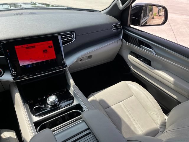 Used 2025 Jeep Wagoneer 4WD image 13