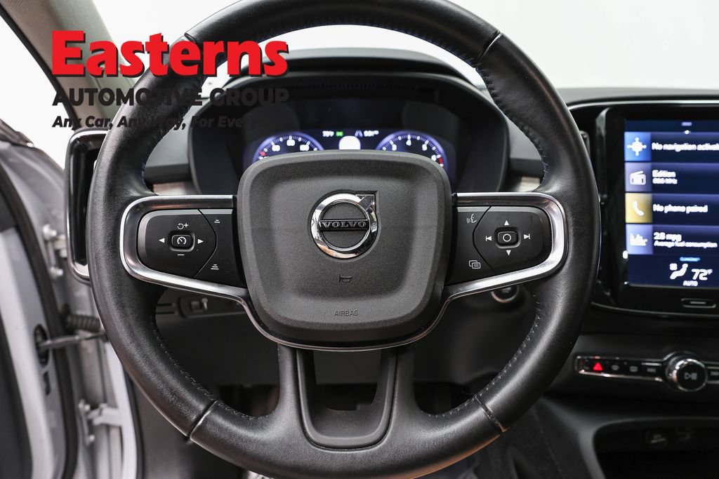Used 2021 Volvo XC40 T4 Momentum FWD image 12