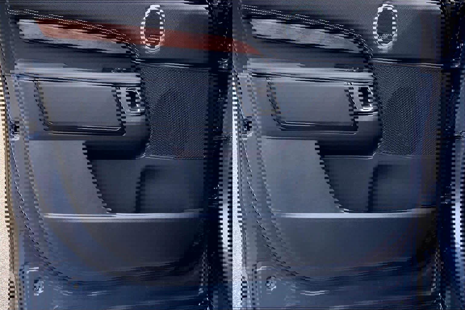 Used 2025 Land Rover Discovery Dynamic SE image 20