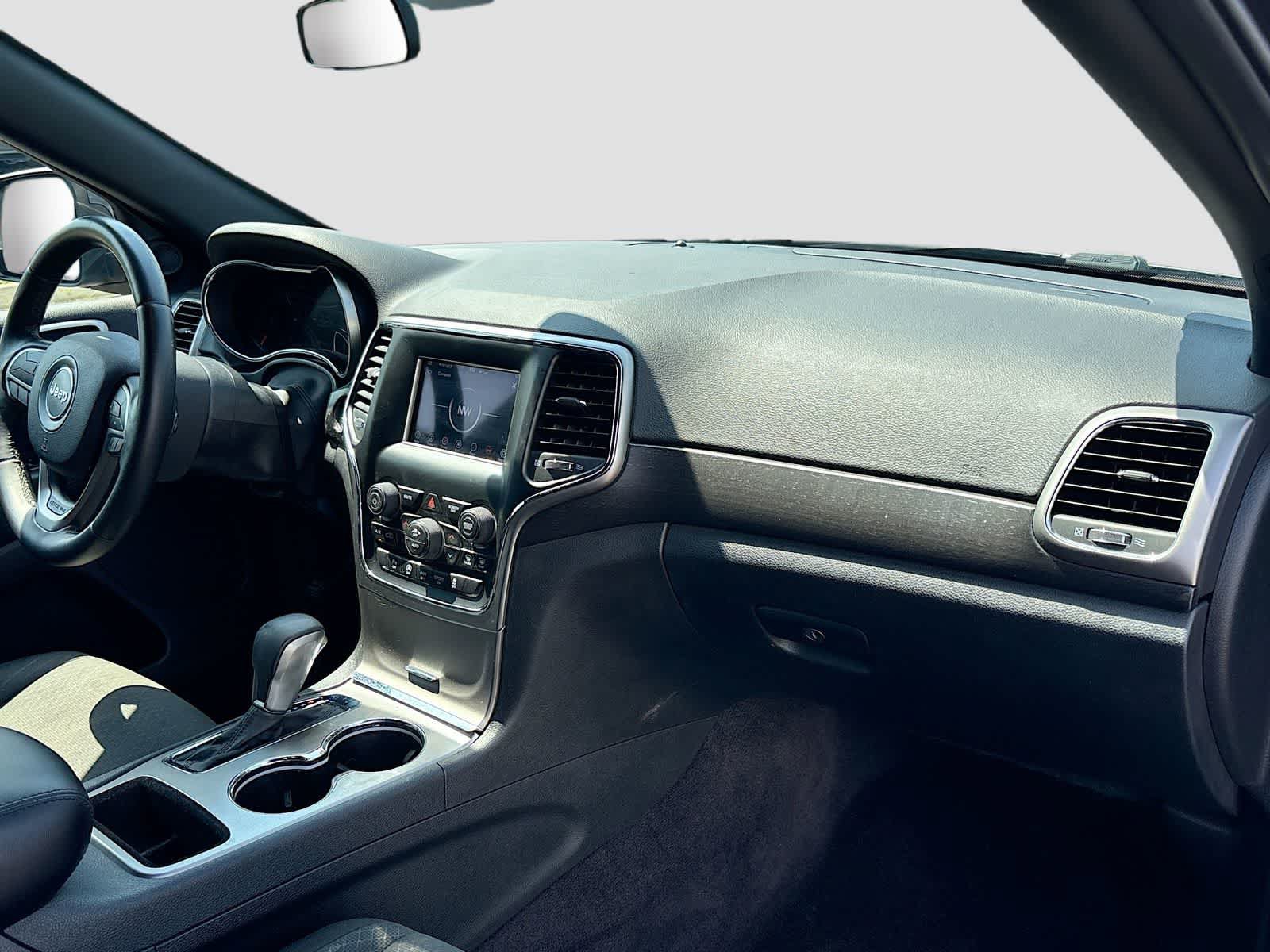 Used 2018 Jeep Grand Cherokee Laredo AWD/4WD image 29
