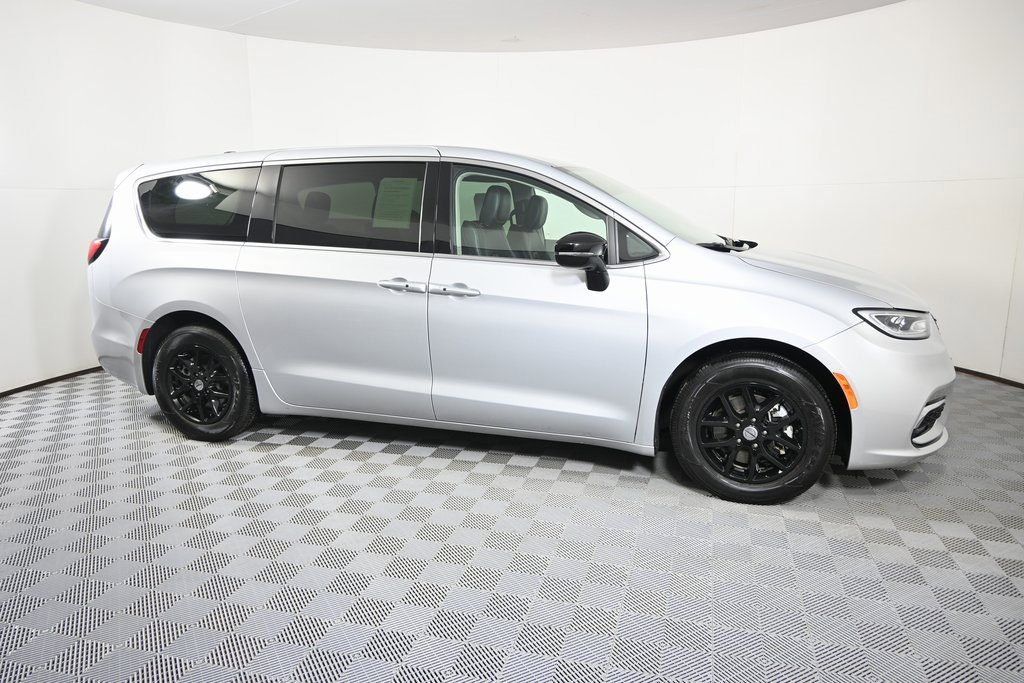 Used 2024 Chrysler Pacifica Touring-L image 8
