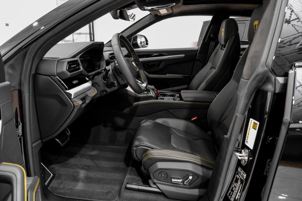 Used 2025 Lamborghini Urus SE image 6