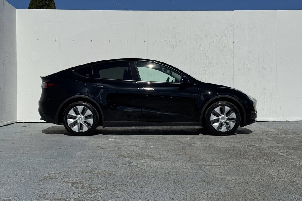Used 2023 Tesla Model Y Long Range AWD/4WD image 2
