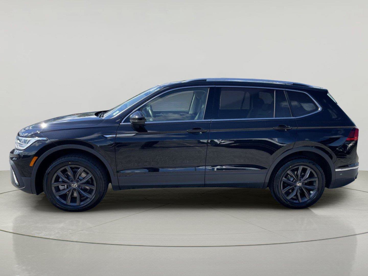 Used 2024 Volkswagen Tiguan SE AWD/4WD image 4