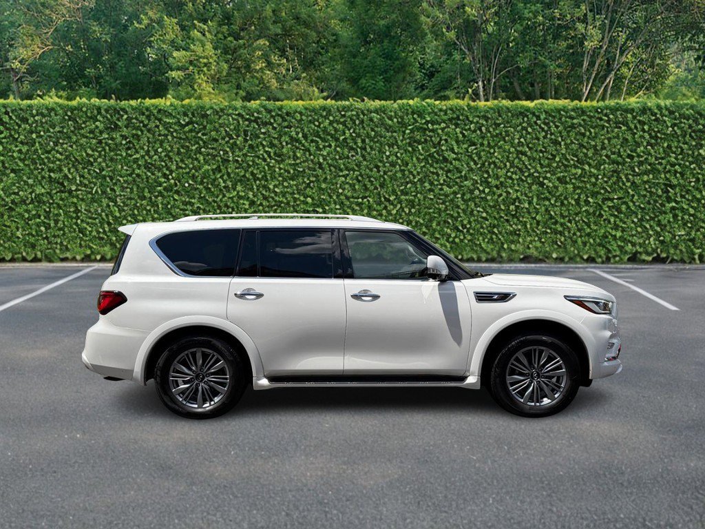 Used 2022 INFINITI QX80 Luxe w/ All-Season Package AWD/4WD image 2