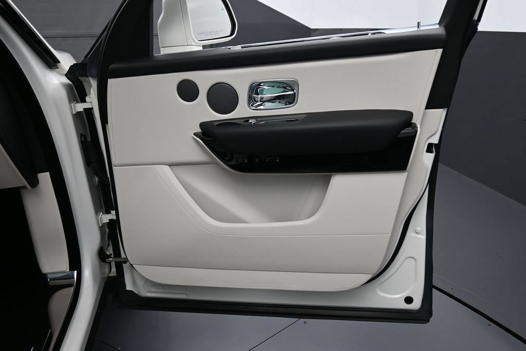 Certified 2022 Rolls-Royce Cullinan w/ Dark Exterior Package AWD/4WD image 31