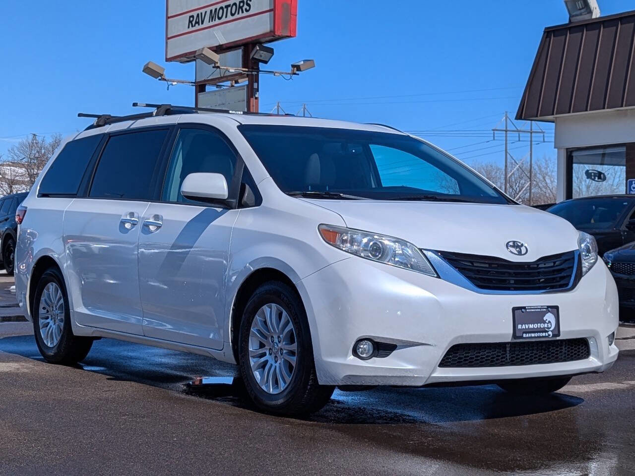 Used 2017 Toyota Sienna XLE image 5