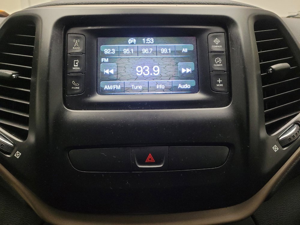 Used 2018 Jeep Cherokee Latitude w/ Altitude Package image 25