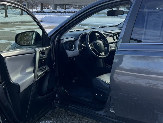 Used 2015 Toyota RAV4 Limited image 17