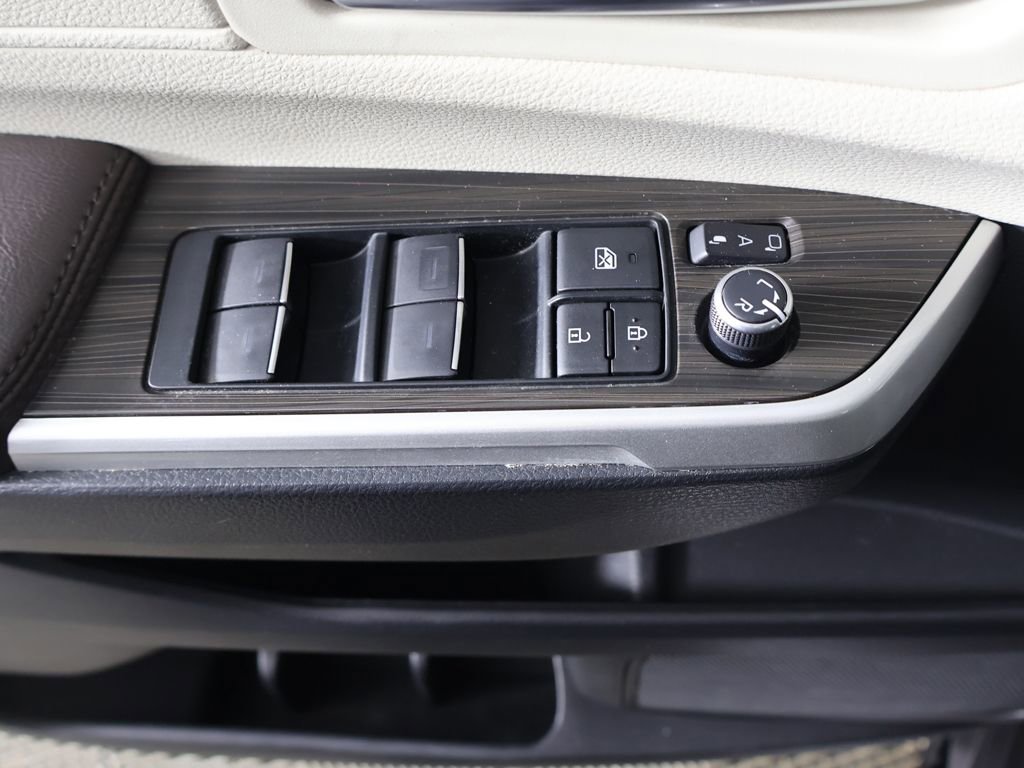 Used 2023 Toyota Sienna Platinum image 38