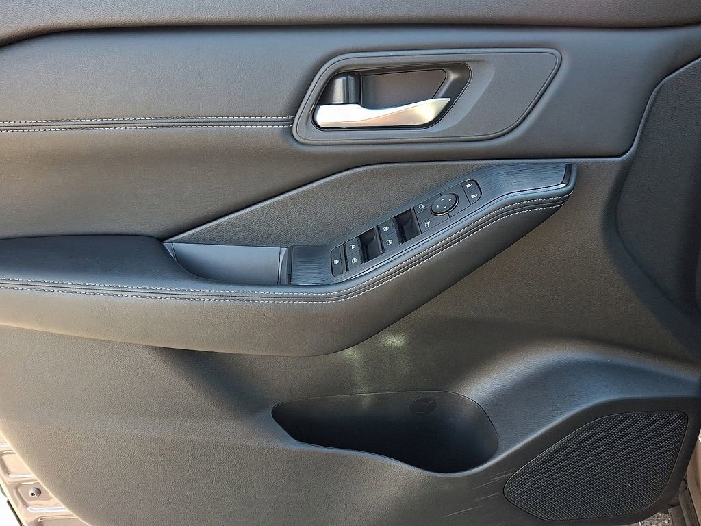 Used 2024 Nissan Rogue SV w/ SV Premium Package image 12