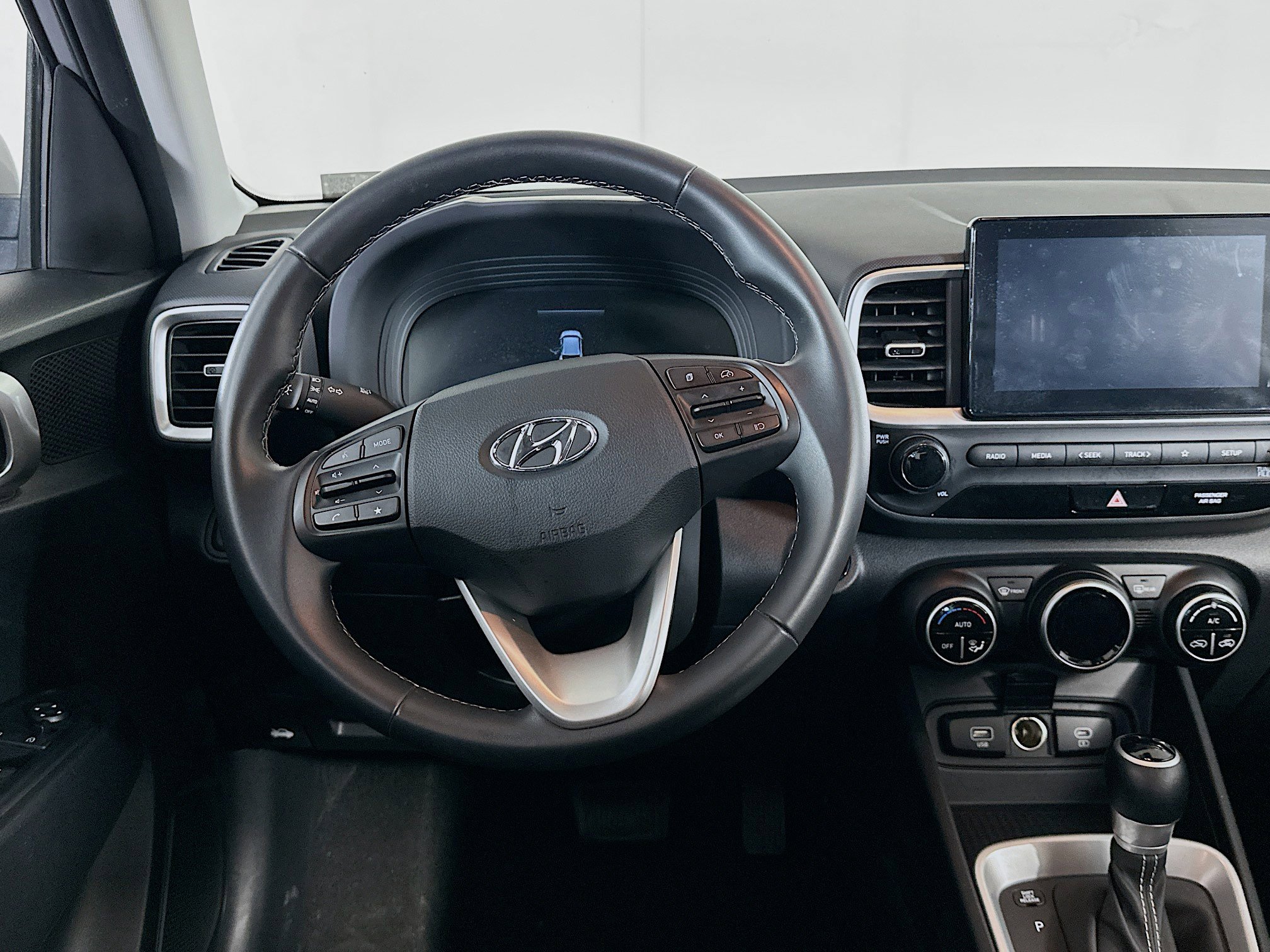 Used 2025 Hyundai Venue SEL image 18