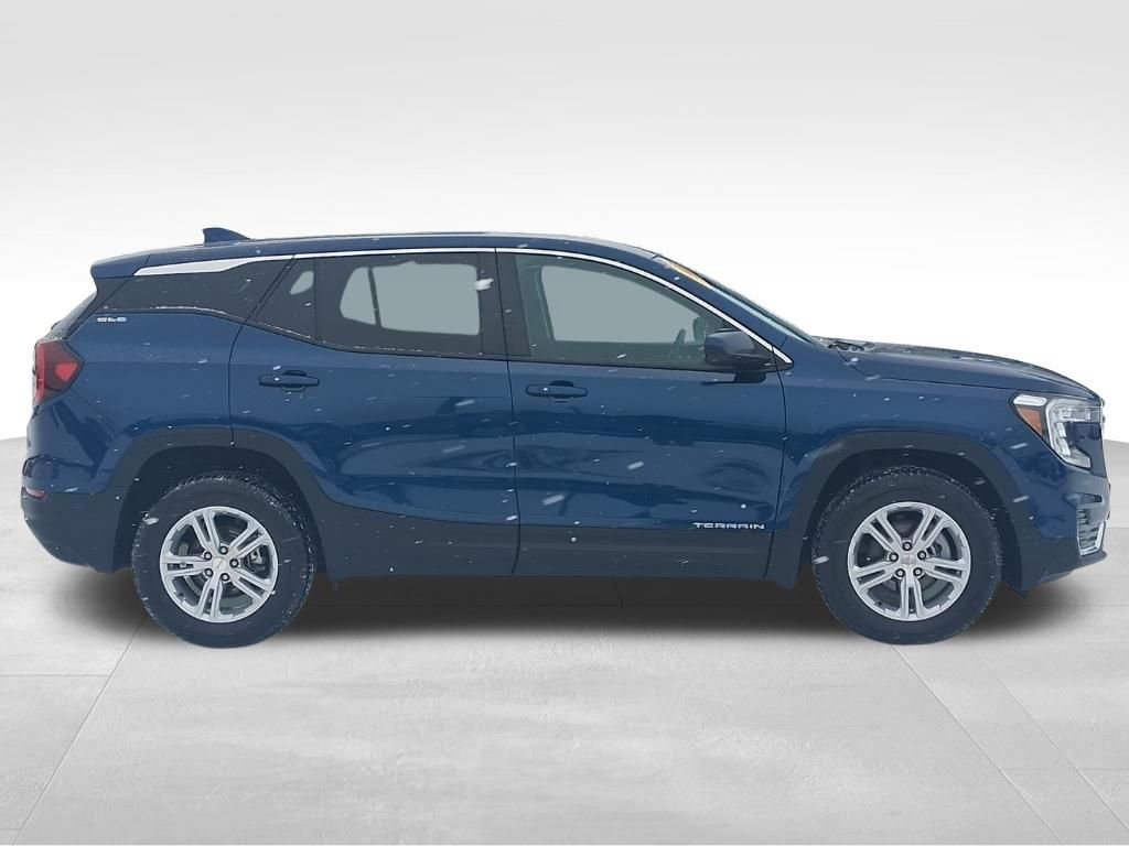 Used 2022 GMC Terrain SLE image 5