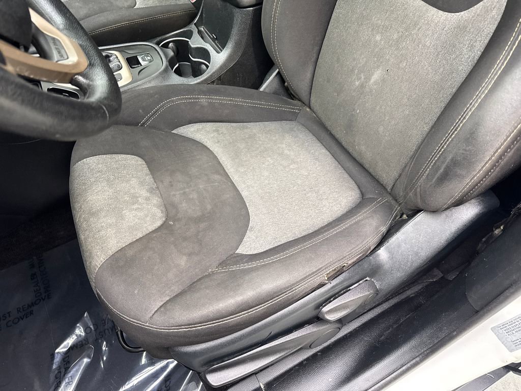 Used 2017 Jeep Cherokee Sport image 28