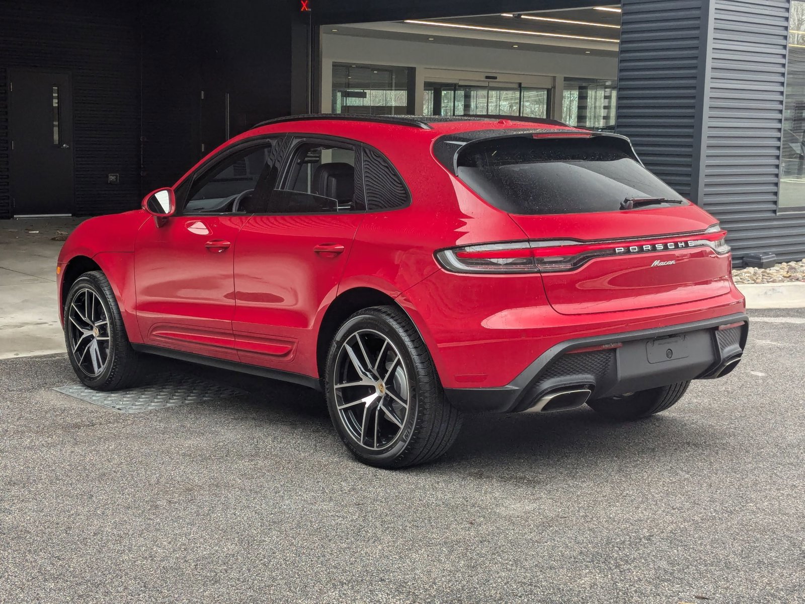 Used 2025 Porsche Macan image 3