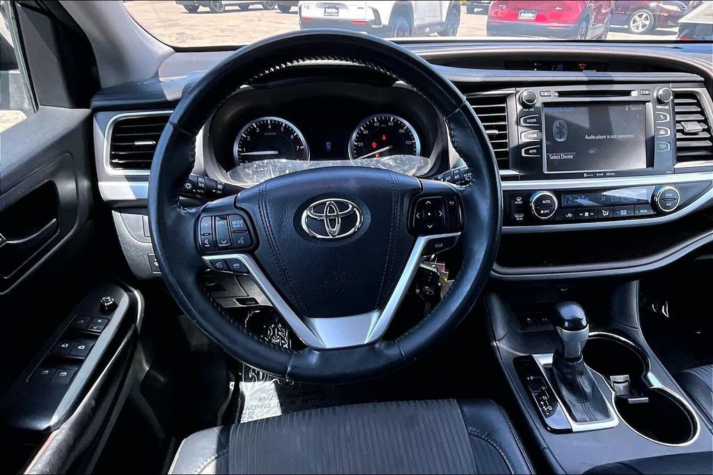 Used 2016 Toyota Highlander Plus w/ Preferred Accessory Package FWD image 5