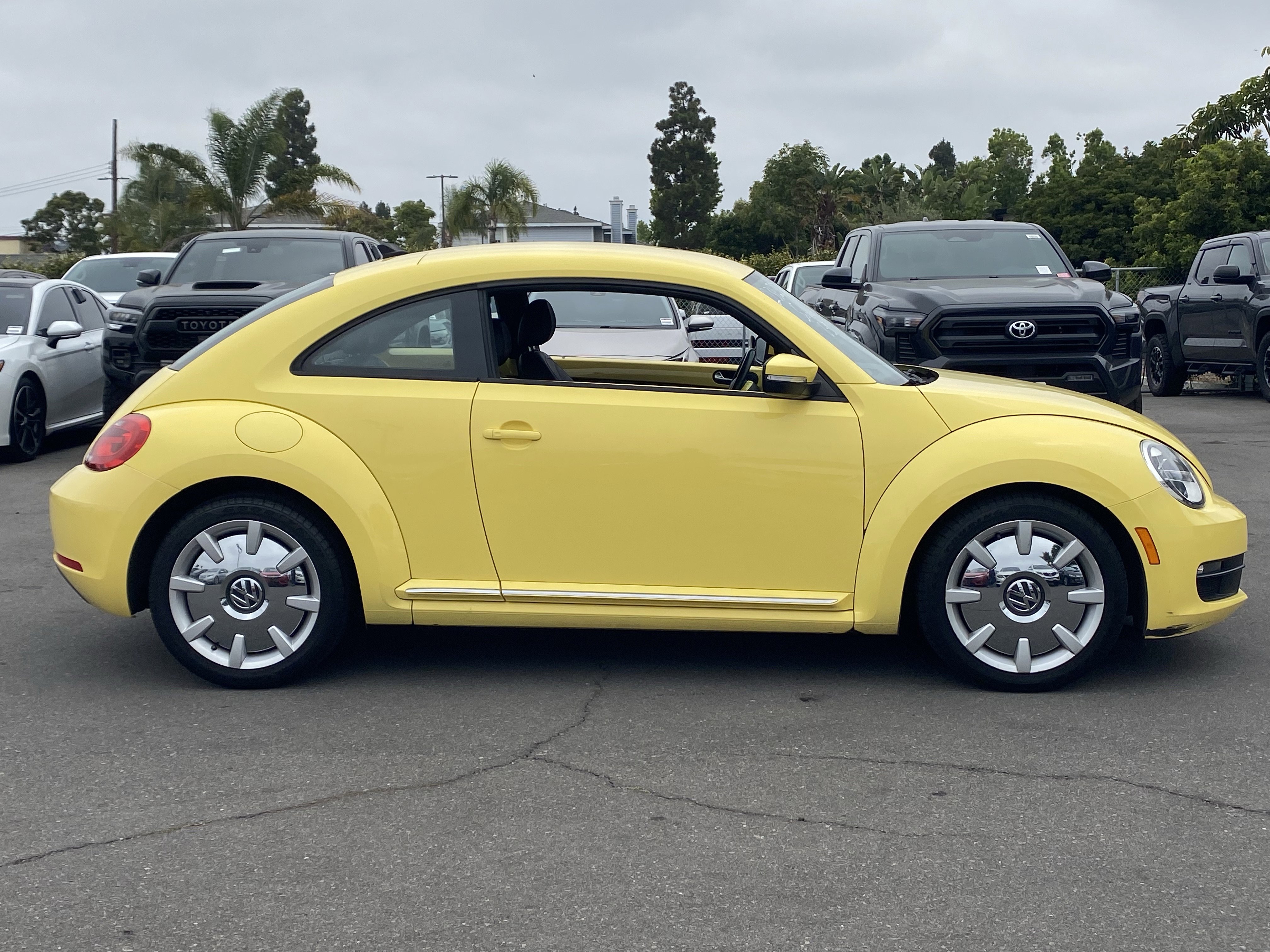 Used 2012 Volkswagen Beetle 2.5 FWD image 2