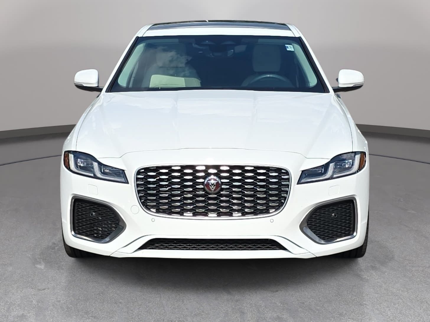 Used 2022 Jaguar XF SE RWD image 2
