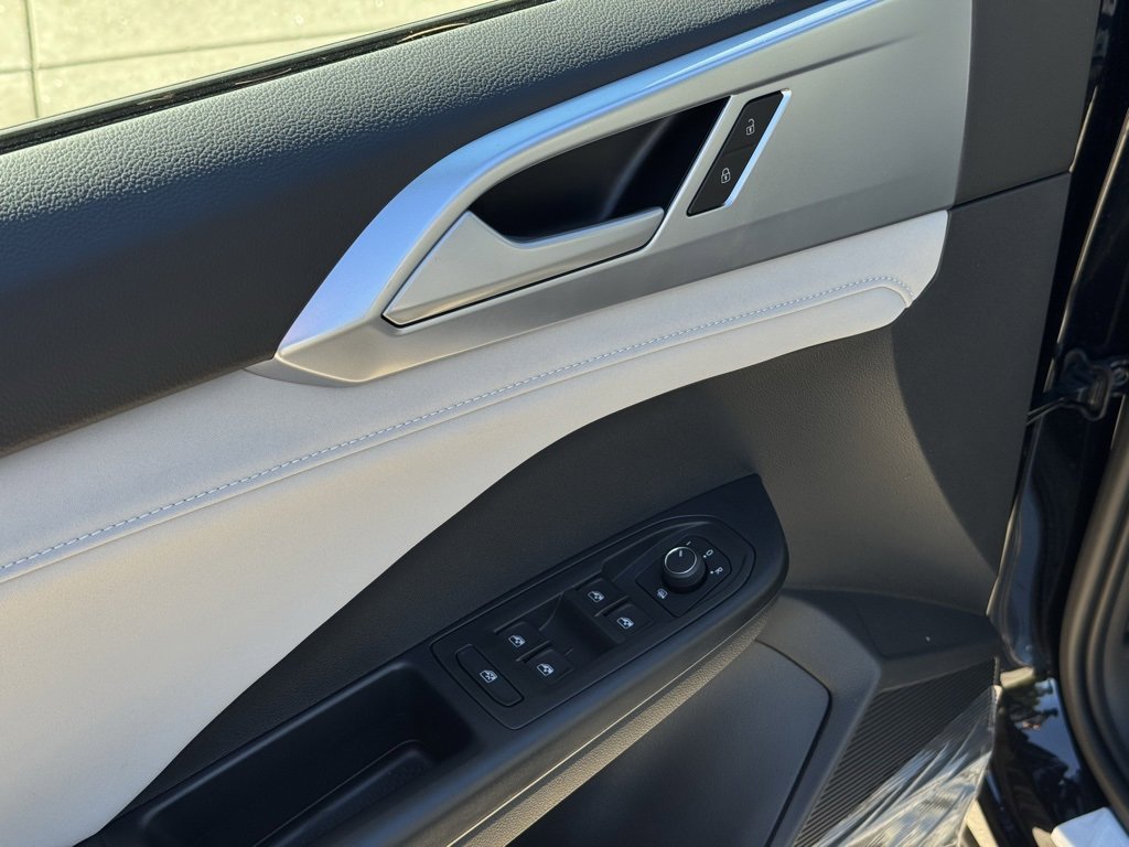 New 2025 Volkswagen Taos SE image 16