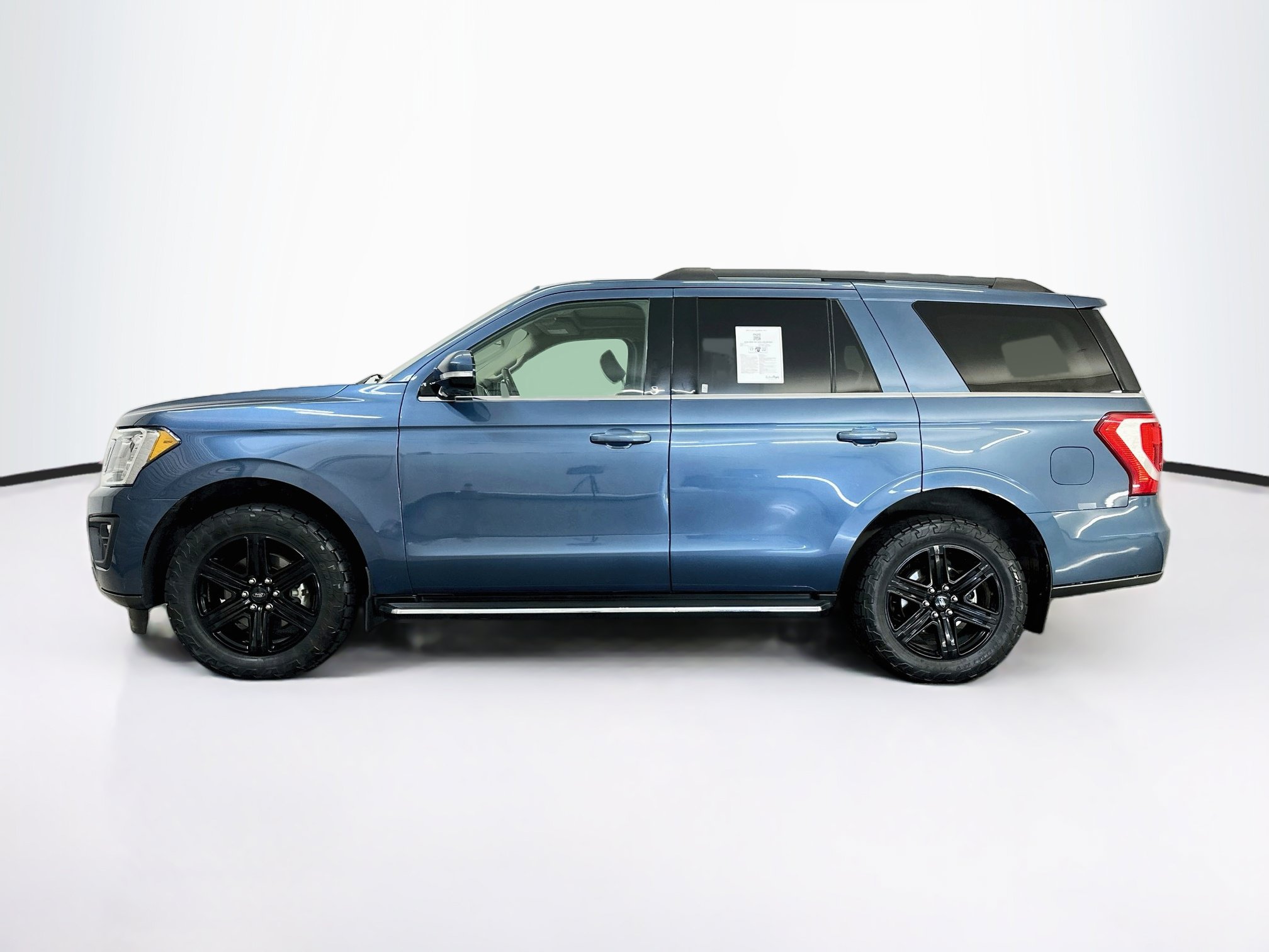 Used 2020 Ford Expedition XLT w/ Equipment Group 202A AWD/4WD image 4