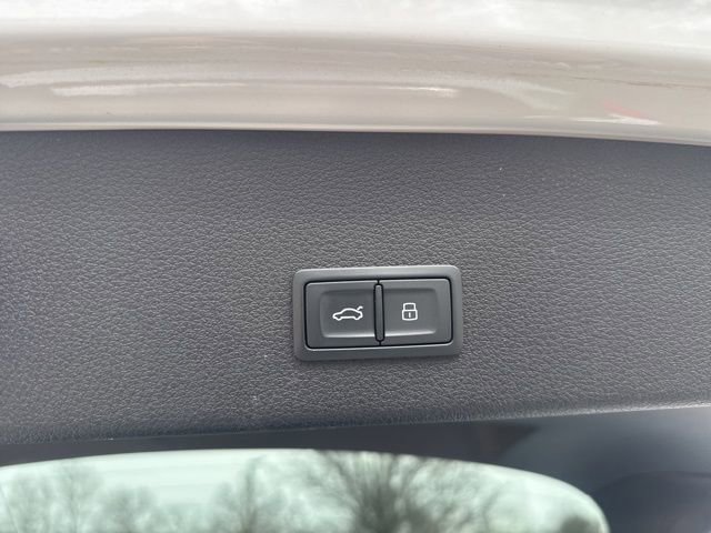 Used 2023 Audi e-tron Premium Plus w/ Premium Plus Package image 37