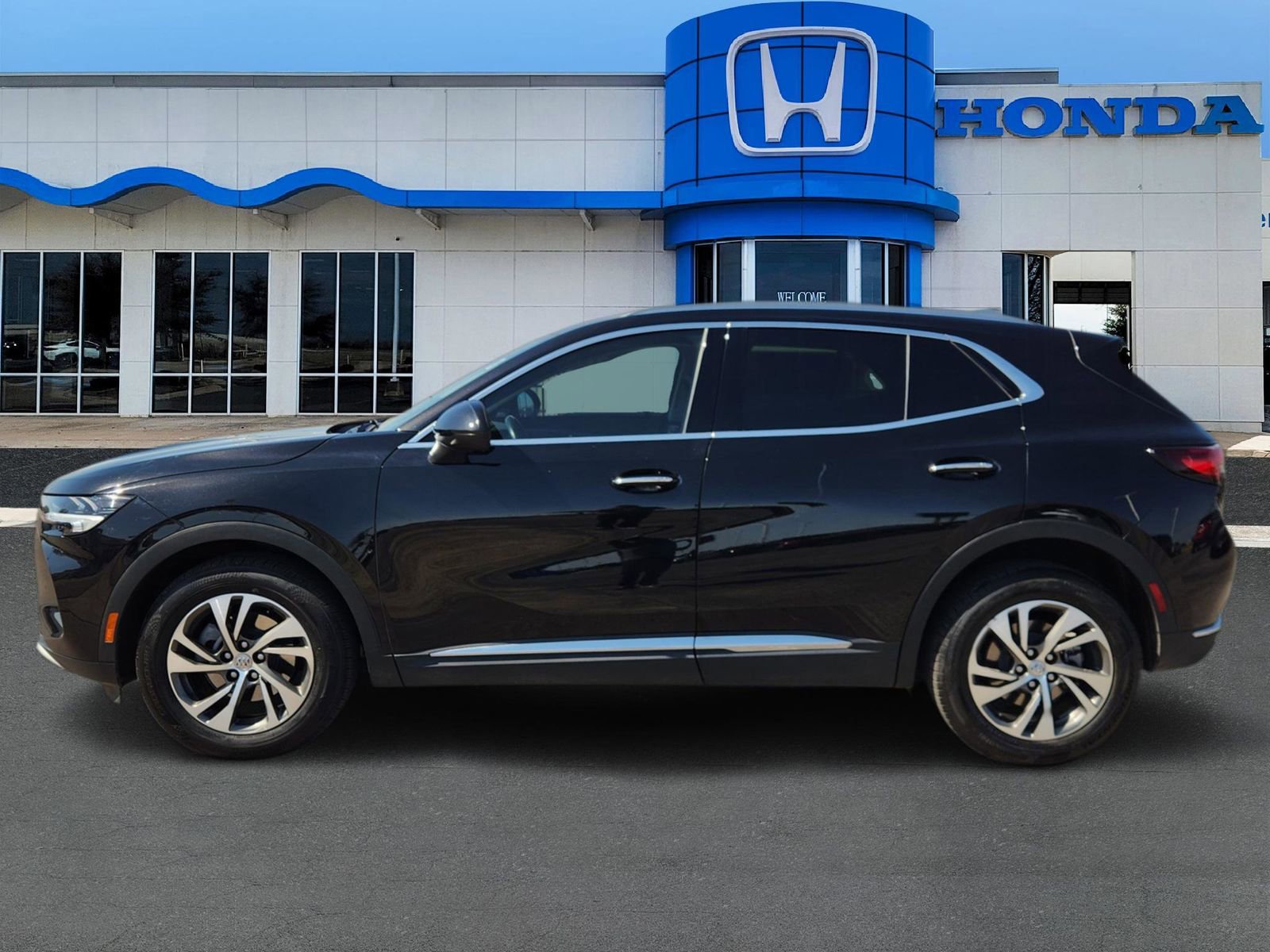 Used 2023 Buick Envision Essence image 3