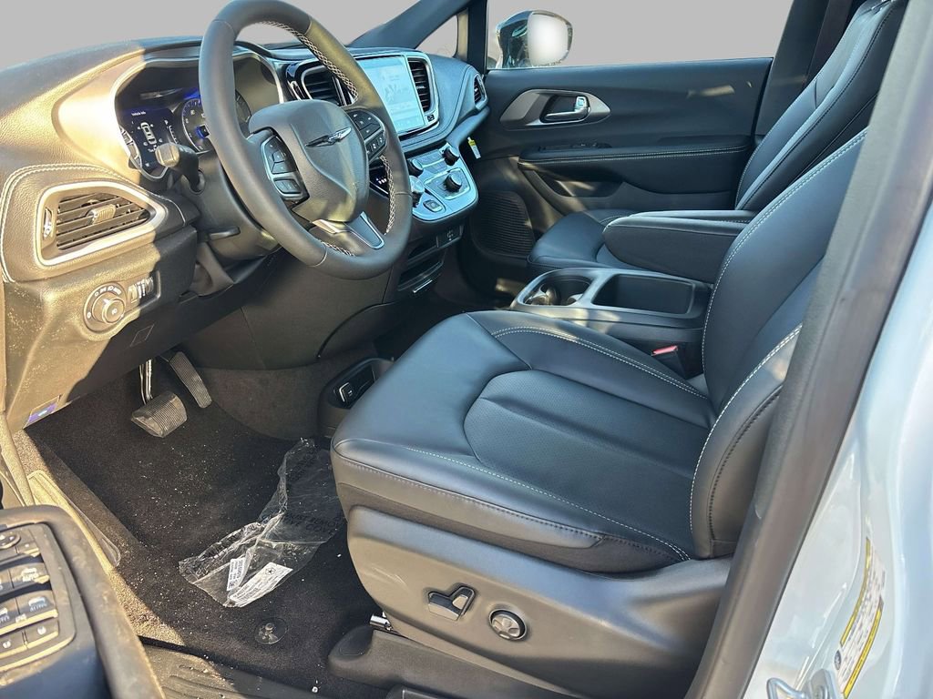 New 2026 Chrysler Pacifica Select image 4