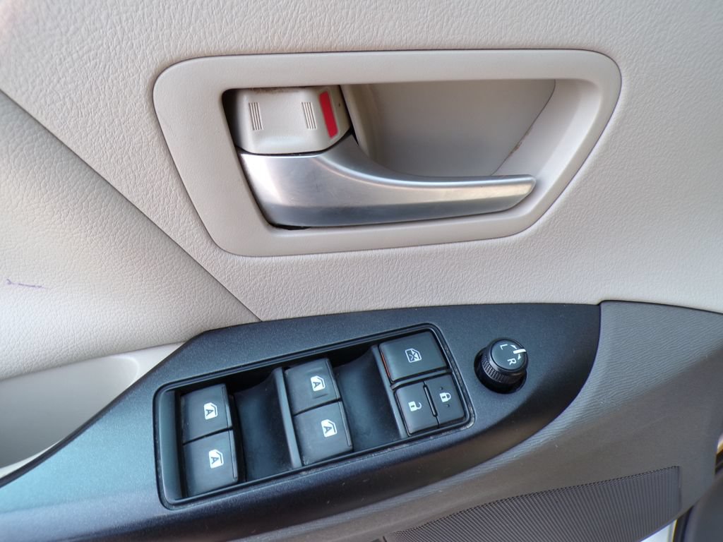 Used 2017 Toyota Sienna LE AWD/4WD image 22