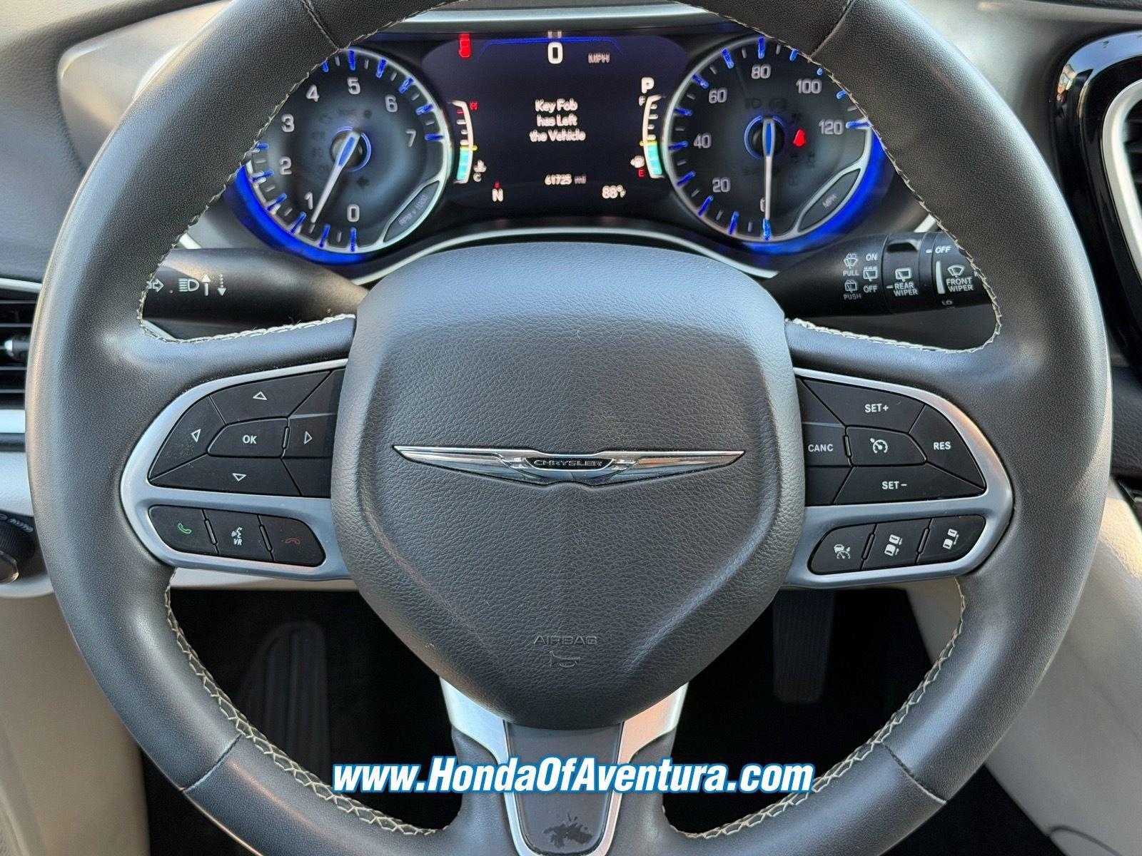 Used 2023 Chrysler Pacifica Touring-L FWD image 19