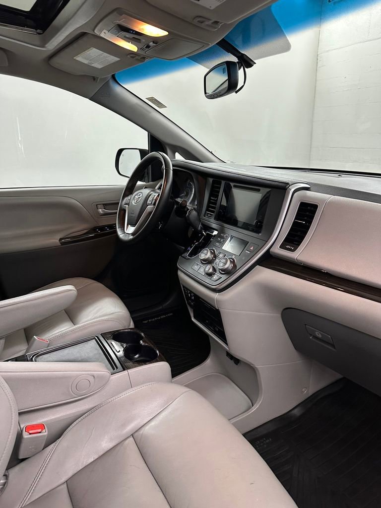 Used 2017 Toyota Sienna XLE Premium w/ Outdoor Package AWD/4WD image 38