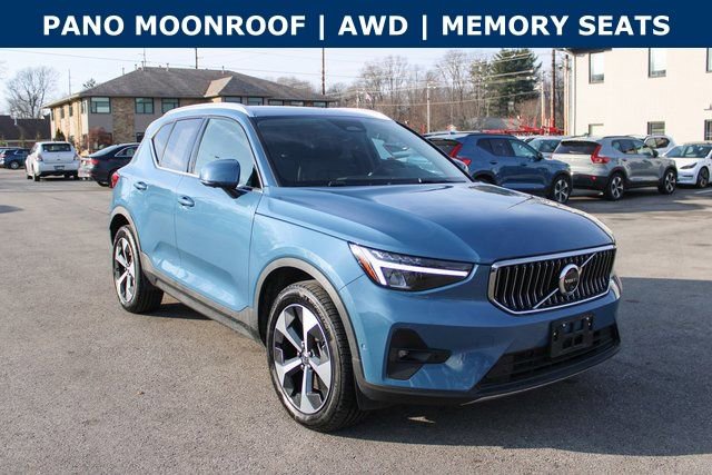 Used 2025 Volvo XC40 B5 Plus image 2