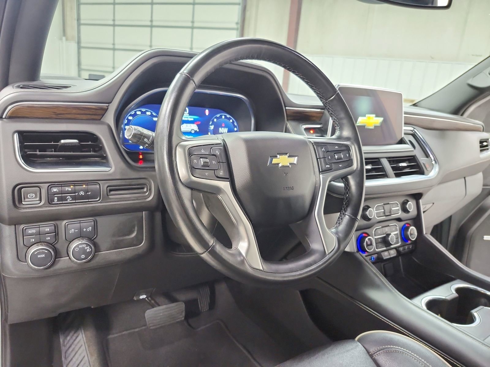 Used 2023 Chevrolet Suburban Premier AWD/4WD image 18
