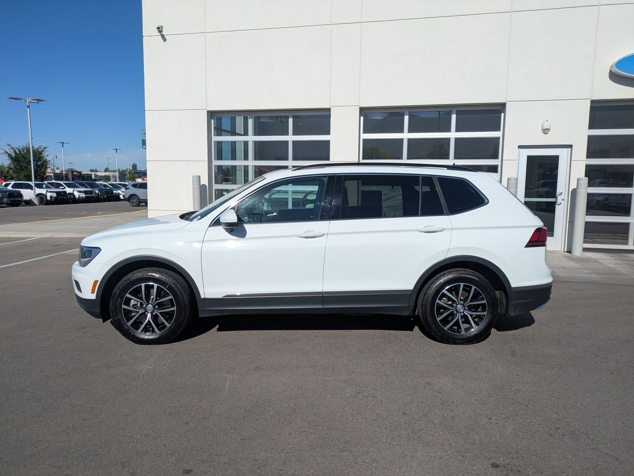 Used 2021 Volkswagen Tiguan SE w/ Panoramic Sunroof Package AWD/4WD image 10