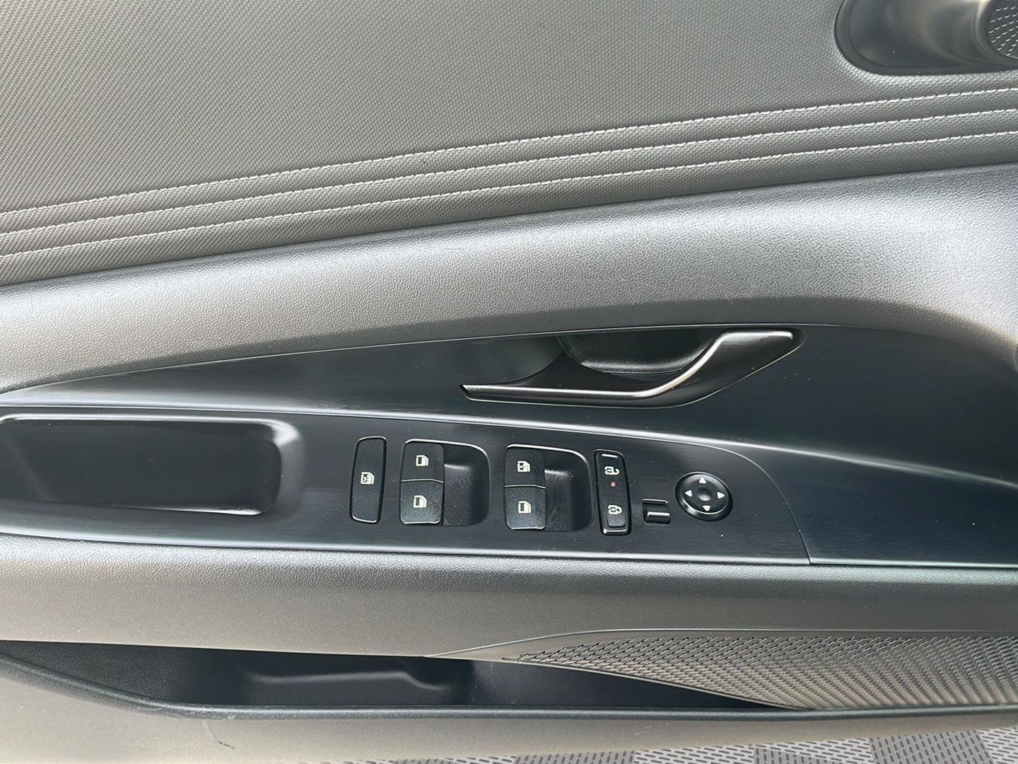 Used 2025 Hyundai Elantra Sport FWD image 26