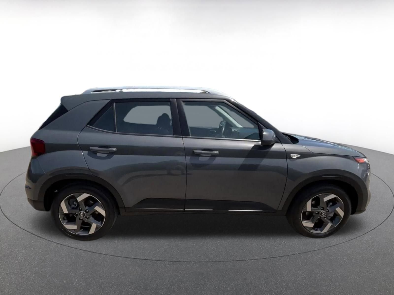 Used 2025 Hyundai Venue SEL image 16