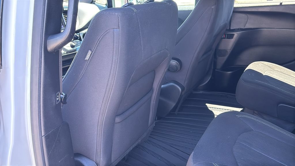 Used 2018 Chrysler Pacifica Touring Plus FWD image 28