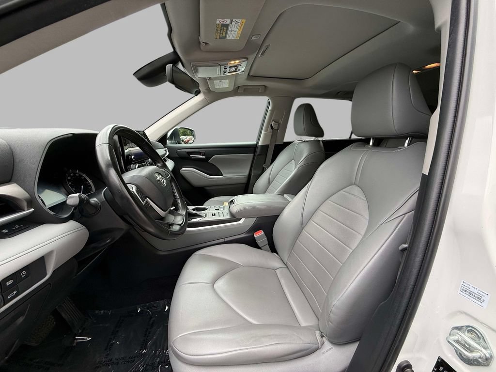Used 2023 Toyota Highlander XLE AWD/4WD image 2