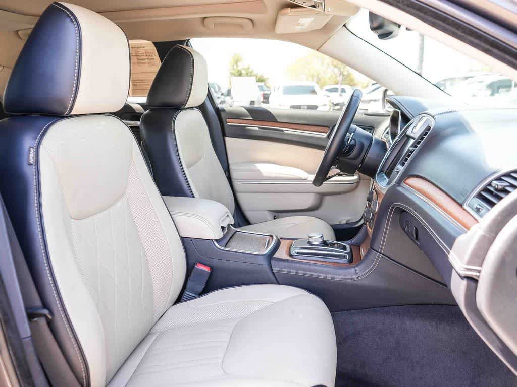Used 2016 Chrysler 300 C Platinum RWD image 17
