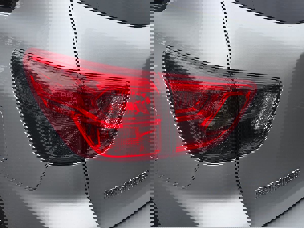 Used 2019 Nissan Pathfinder SV image 20