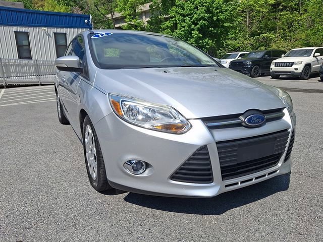 Used 2012 Ford Focus SE w/ SE Winter Pkg FWD video 3
