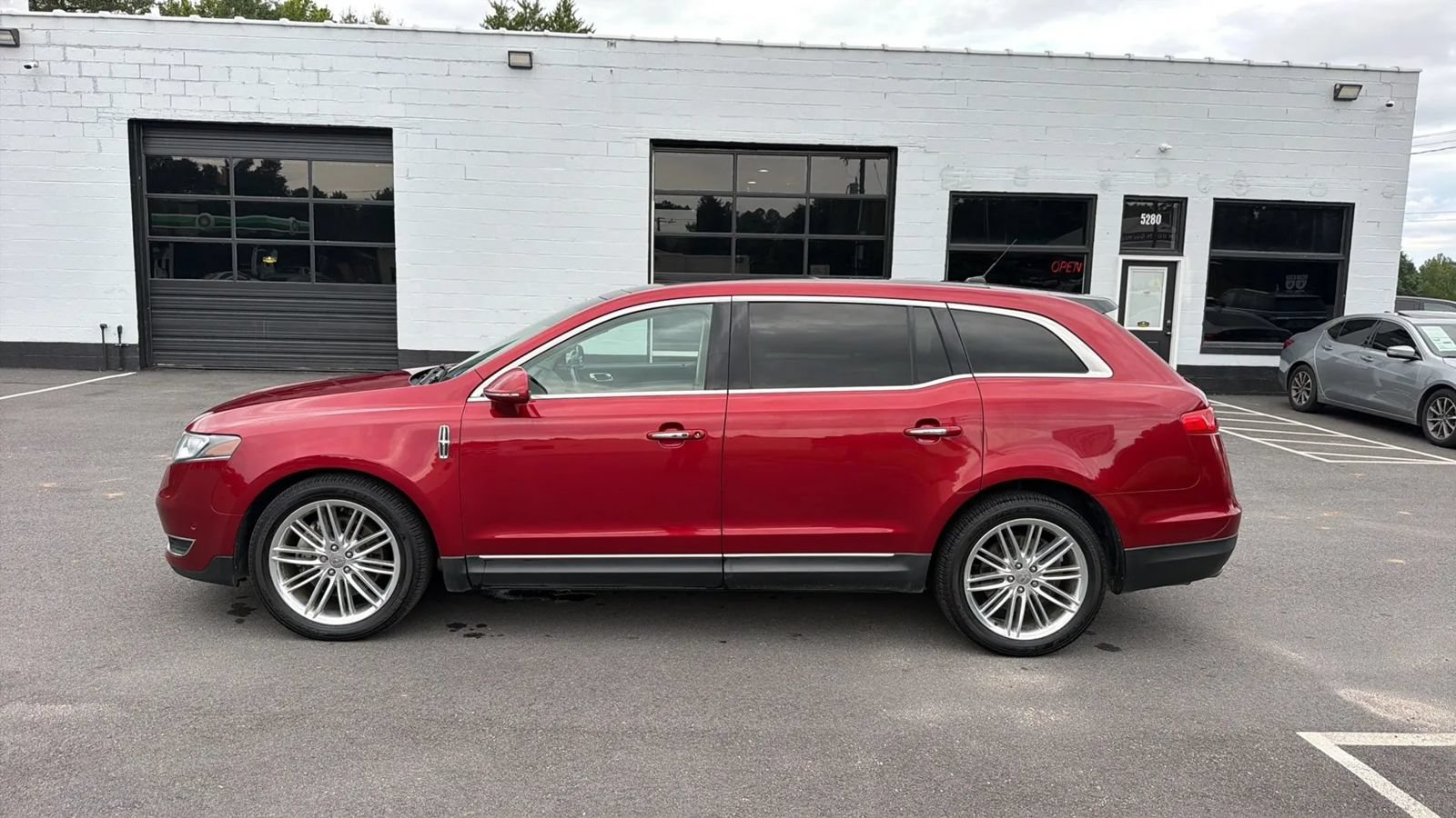 Used 2019 Lincoln MKT AWD image 4