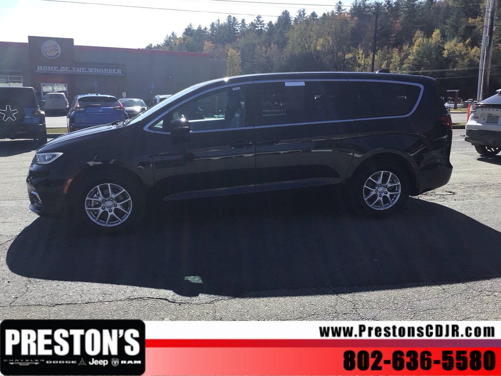 Used 2025 Chrysler Pacifica Select FWD image 2