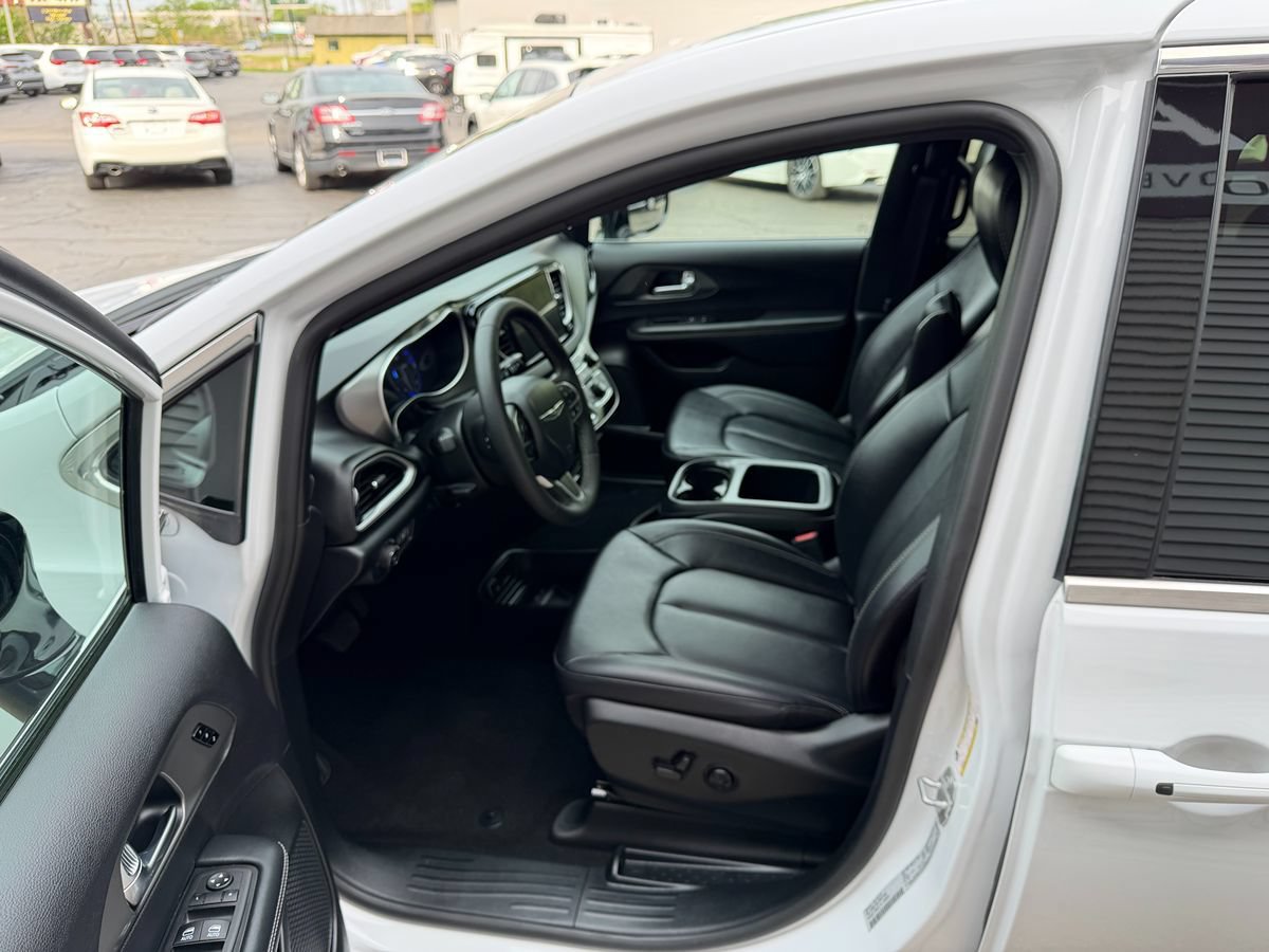 Used 2025 Chrysler Pacifica Select FWD image 4