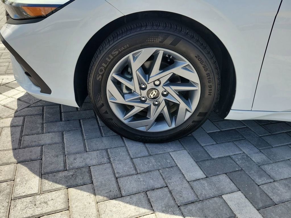 Used 2025 Hyundai Elantra Blue image 12