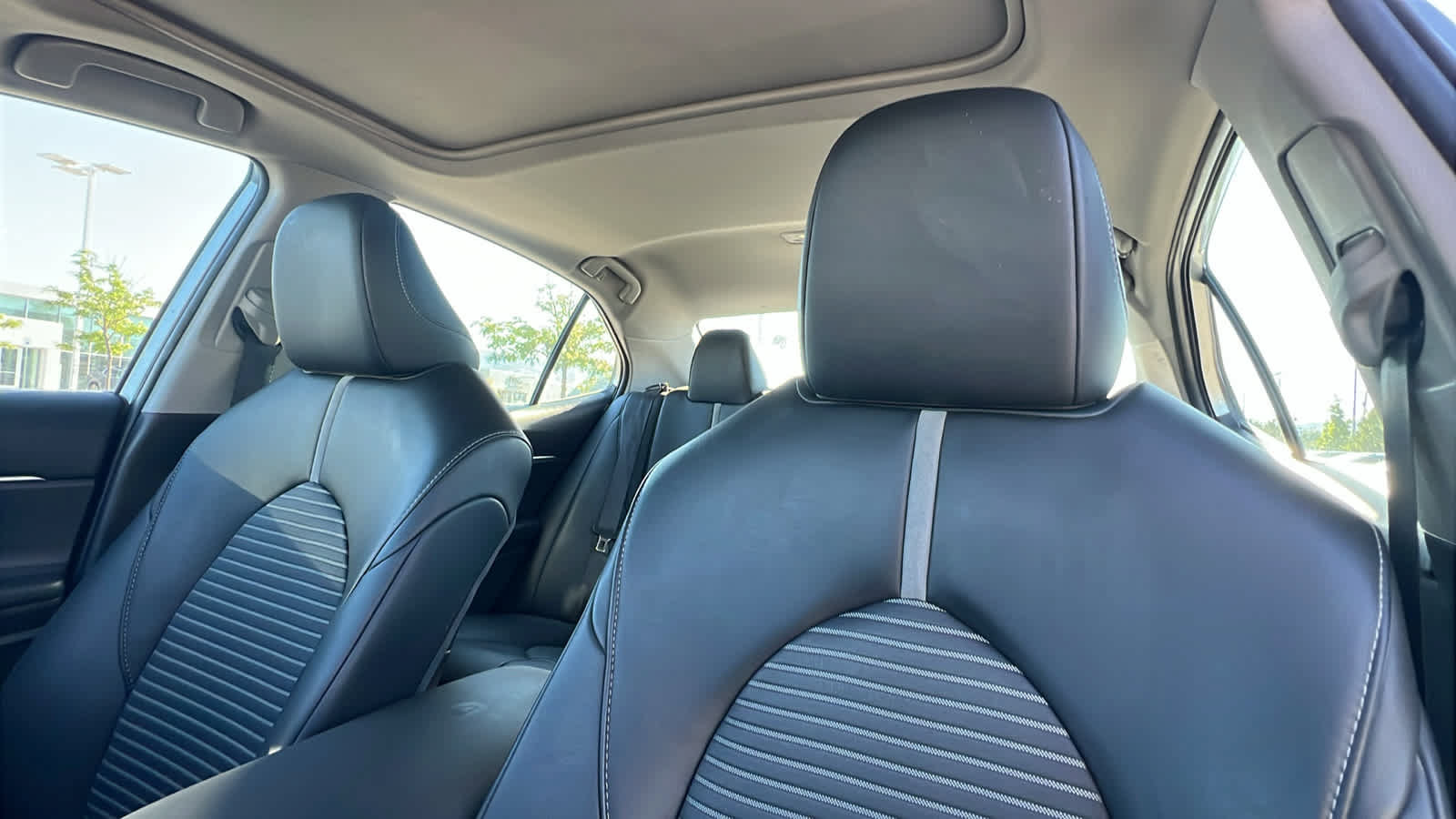 Used 2020 Toyota Camry SE w/ Sunroof Package FWD image 11