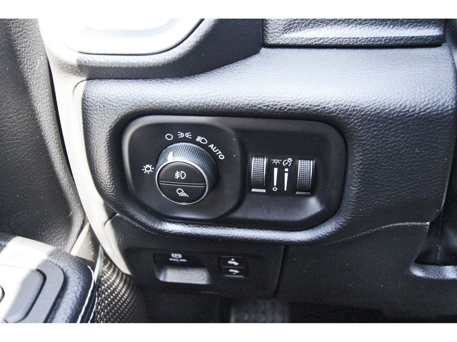 Used 2025 RAM 1500 Laramie AWD/4WD image 19