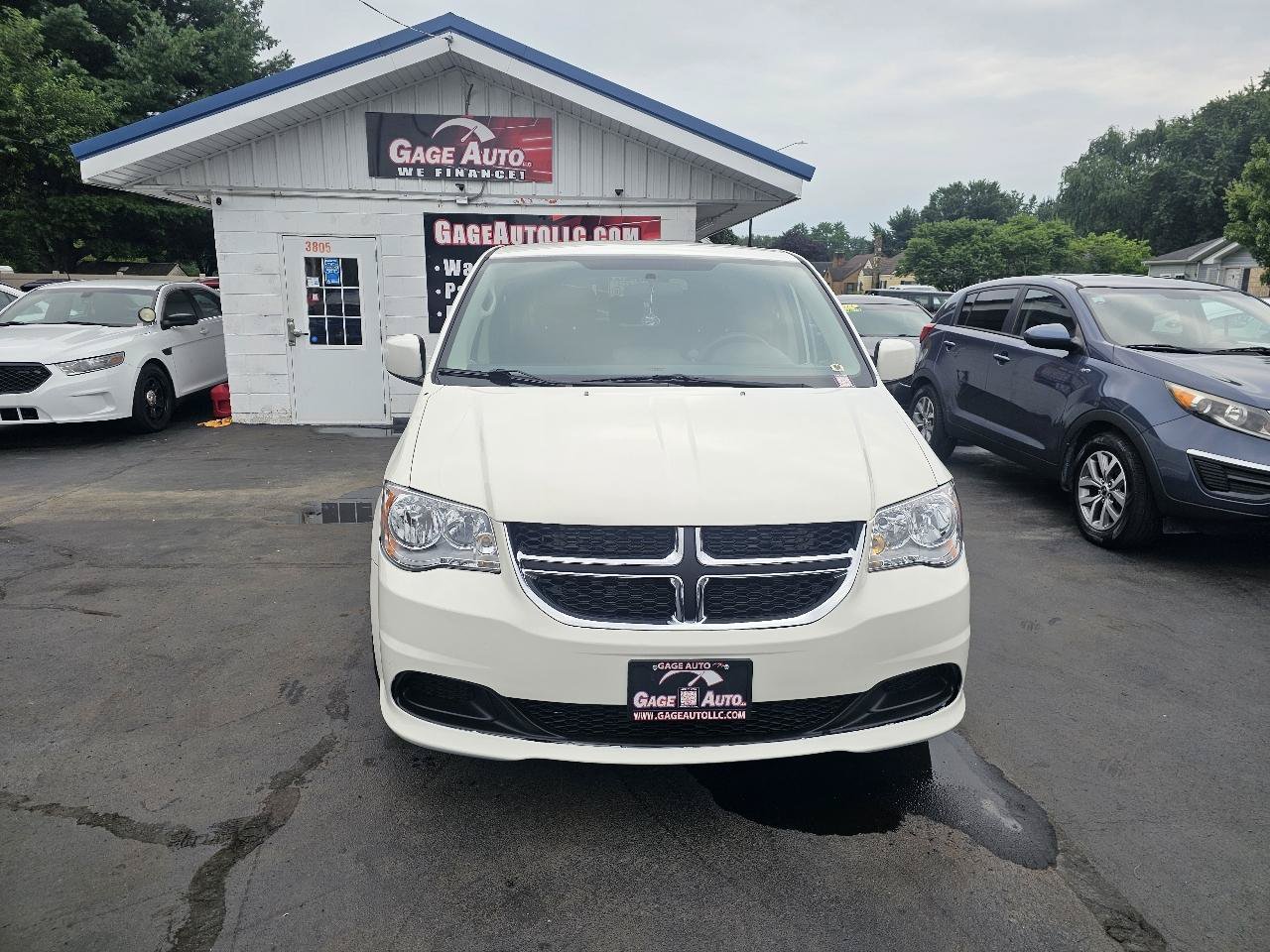 Used 2012 Dodge Grand Caravan SE FWD image 2