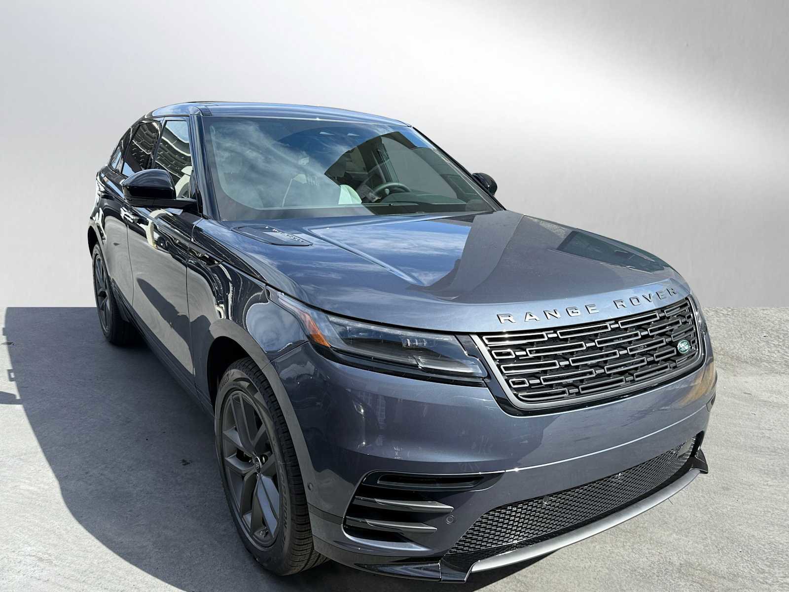 New 2026 Land Rover Range Rover Velar Dynamic SE image 1