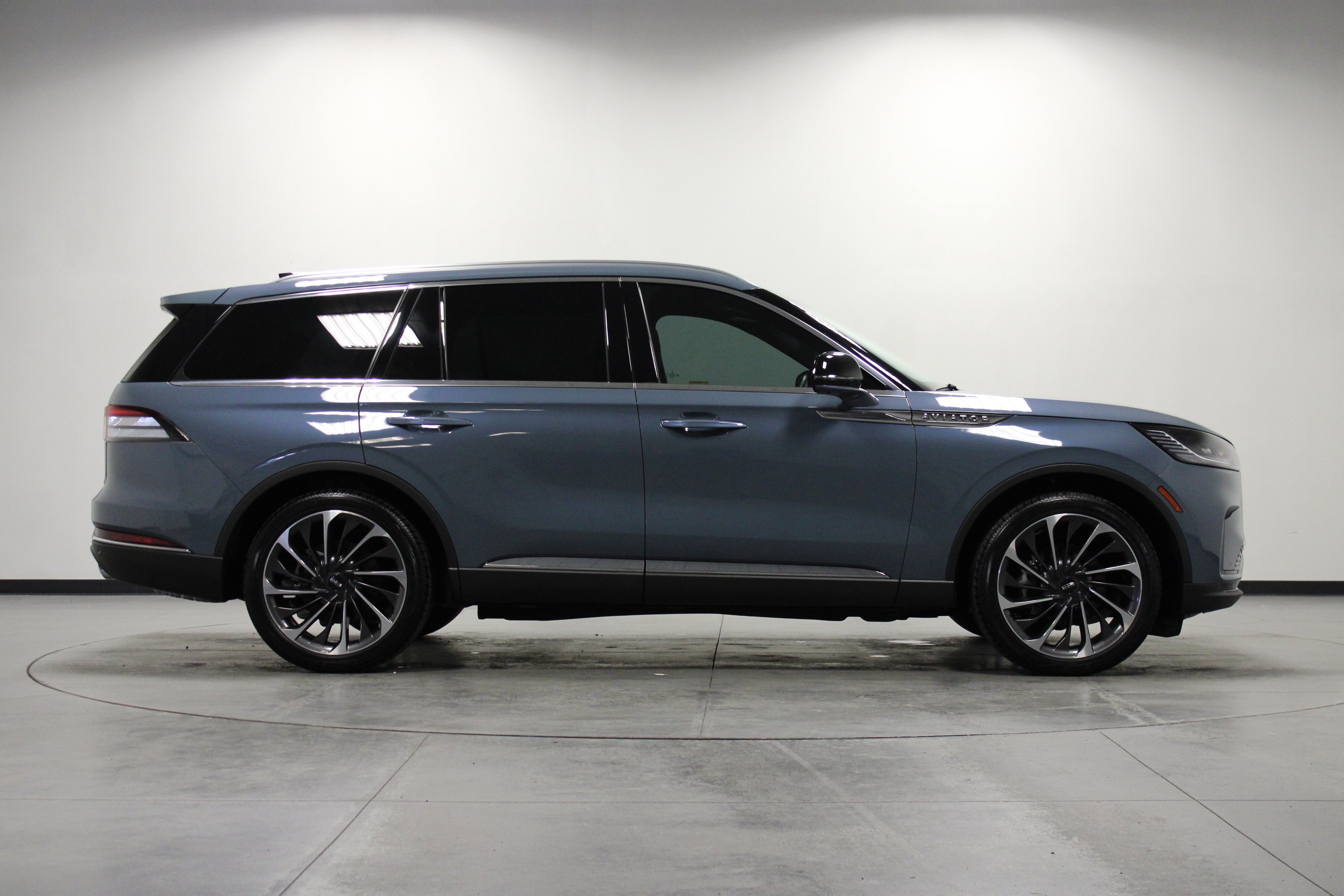 Used 2025 Lincoln Aviator Reserve w/ Luxury Package RWD image 3